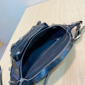 Многофункционална нагрудная унисекс чанта, удобна за носене, кожена чанта през рамо с нитове в отделението за стил, една малка ръчна чанта-портфейл, Корейската чанта Нова